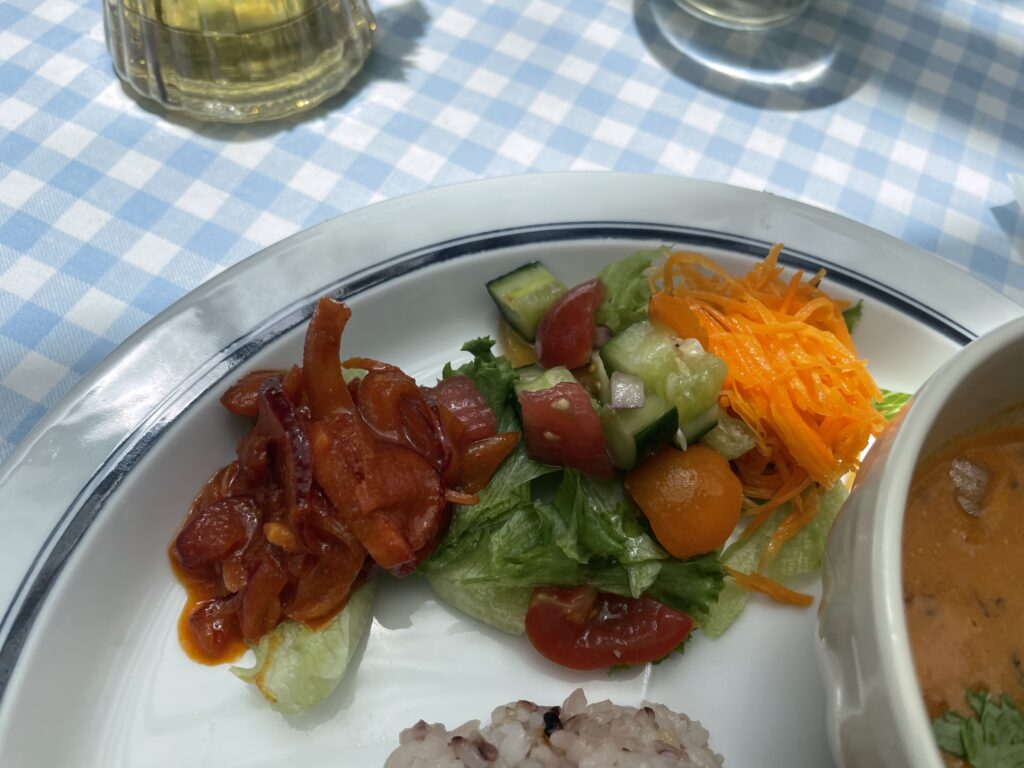 カフェネイビーの合い掛けカレーに添えられた副菜