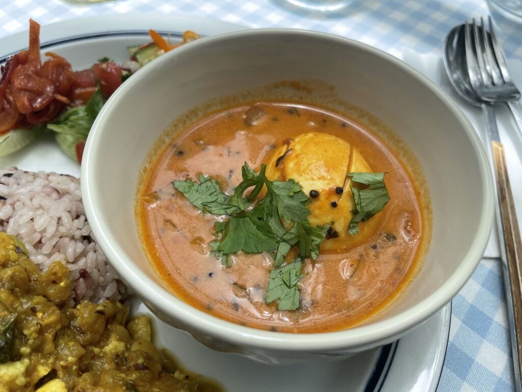 カフェネイビーの合い掛けカレーの写真【その4】。エッグマサラカレー。