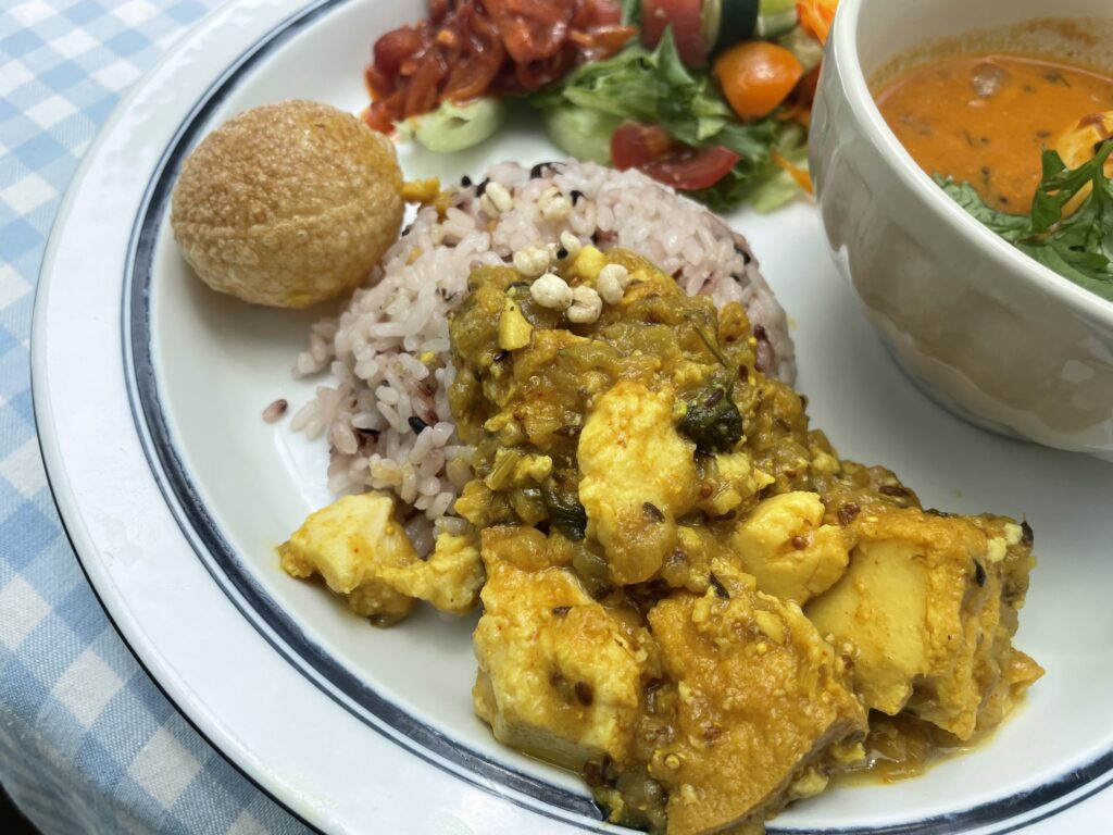 カフェネイビーの合い掛けカレーの写真【その3】。厚揚げとマスタードのカレー