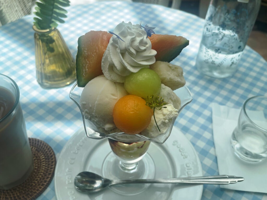 カフェネイビー（Café　NAVY）のメロンParfaitを上から撮った写真。