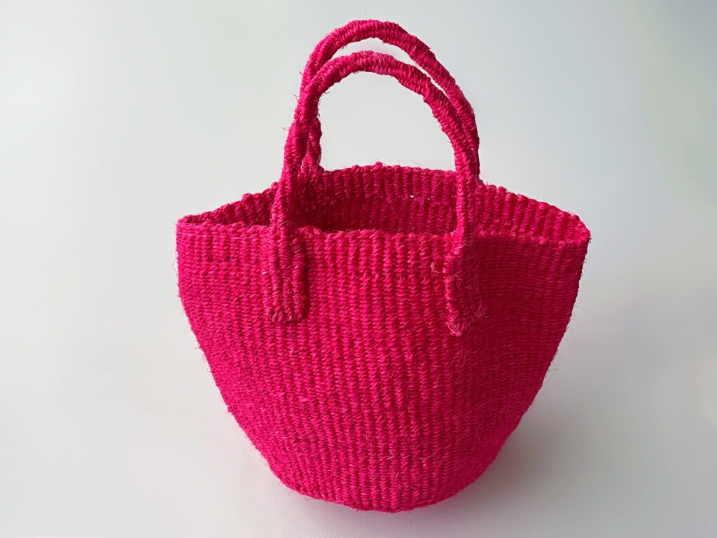 自立するケニア製のザイザルバッグ（ローズピンク）