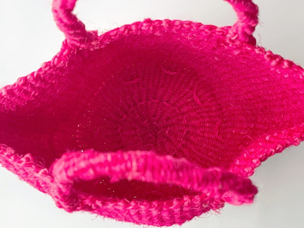 ケニア製ザイザルバッグ（ローズピンク）の内側