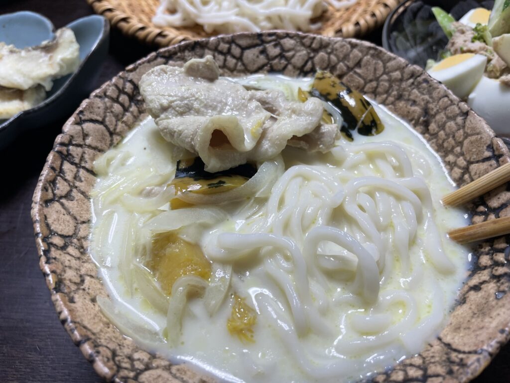 しらいのりこさんのレシピ「かぼちゃカレーつけ汁」を40代主婦が作ってみた写真【その2】。実際にうどんをつけ汁に入れてみたもの。