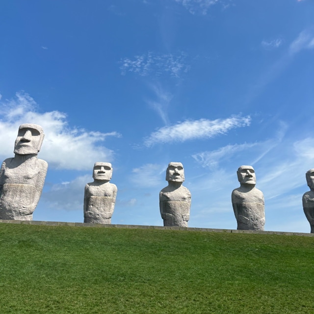 滝野霊園にあるモアイ像の写真