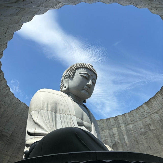 滝野霊園の頭大仏様越しの青空の写真