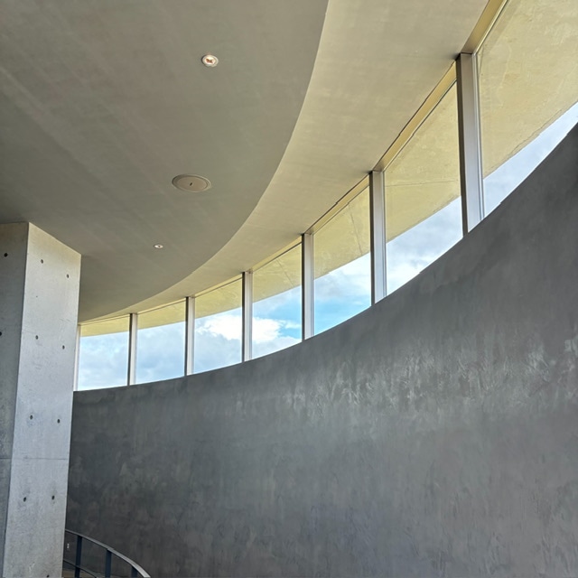 滝野霊園の頭大仏殿にあるロタンダカフェの建物の写真