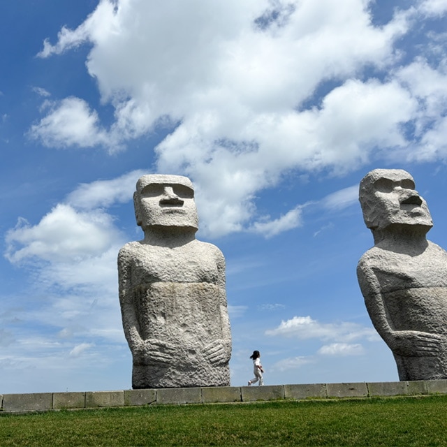 滝野霊園にあるモアイ像と子どもの写真