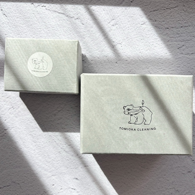 とみおかクリーニング / 木彫り熊キャンドルが入る箱の写真