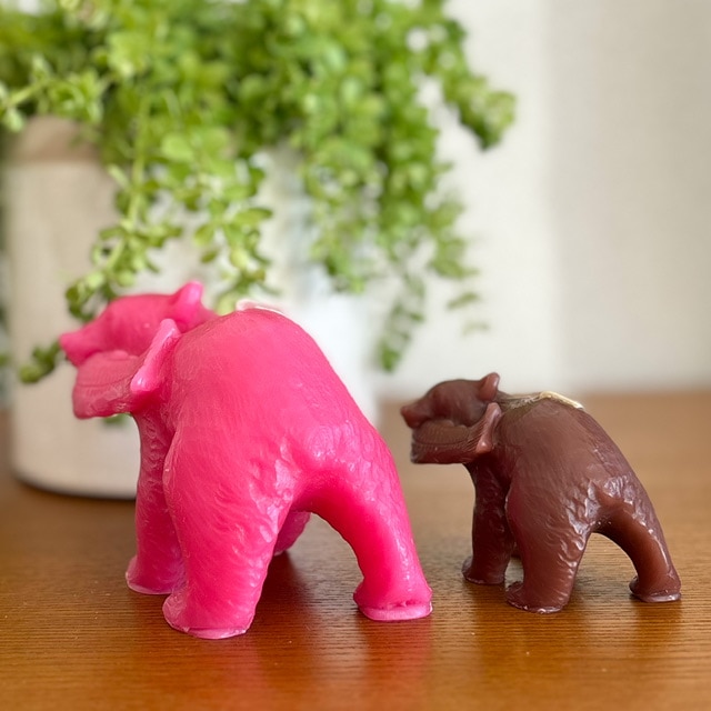 とみおかクリーニング / 木彫り熊キャンドルの後ろ姿の写真