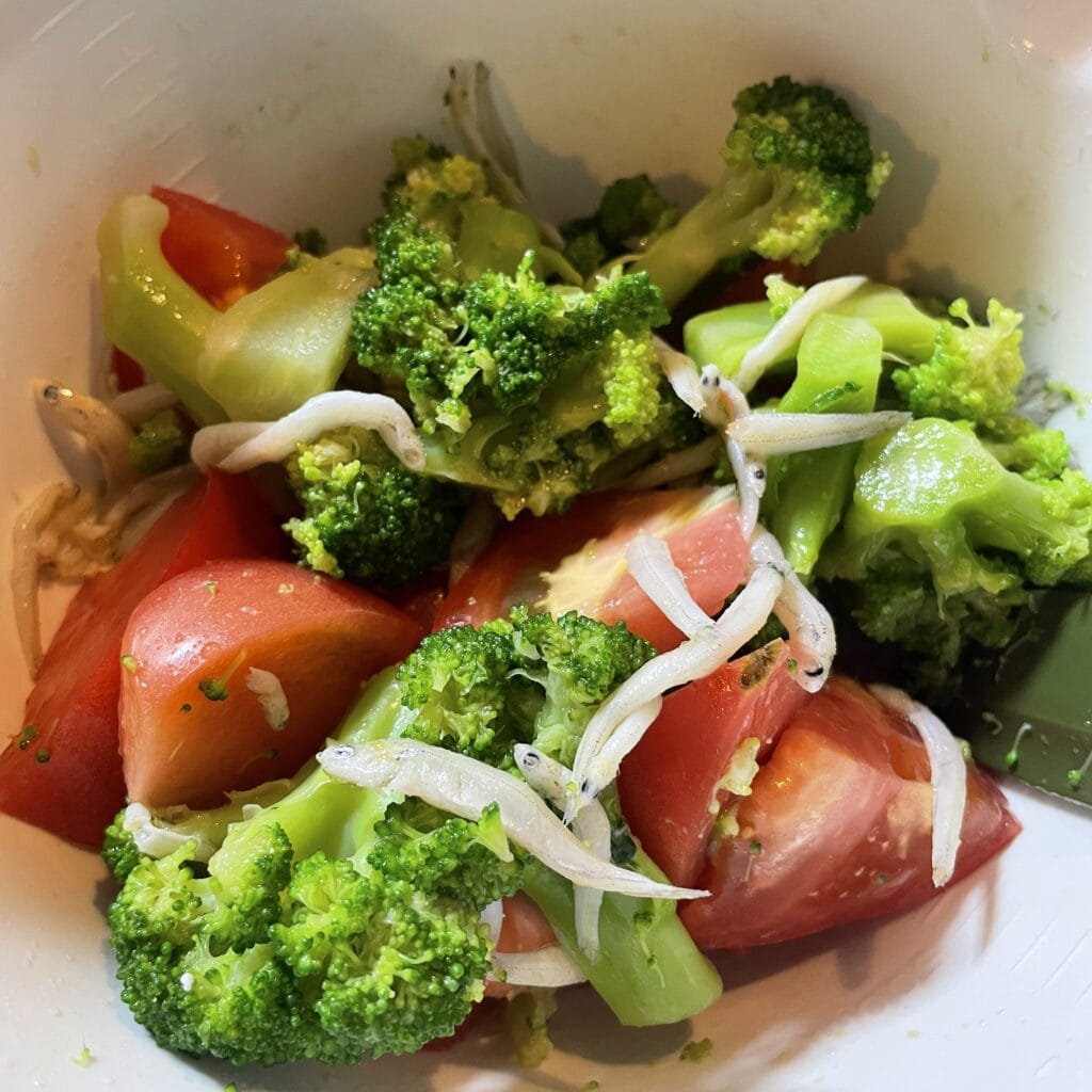 コウケンテツさんのレシピ「ブロッコリーのシラス和え」をトマトを加えてアレンジ、40代主婦が作ってみた写真