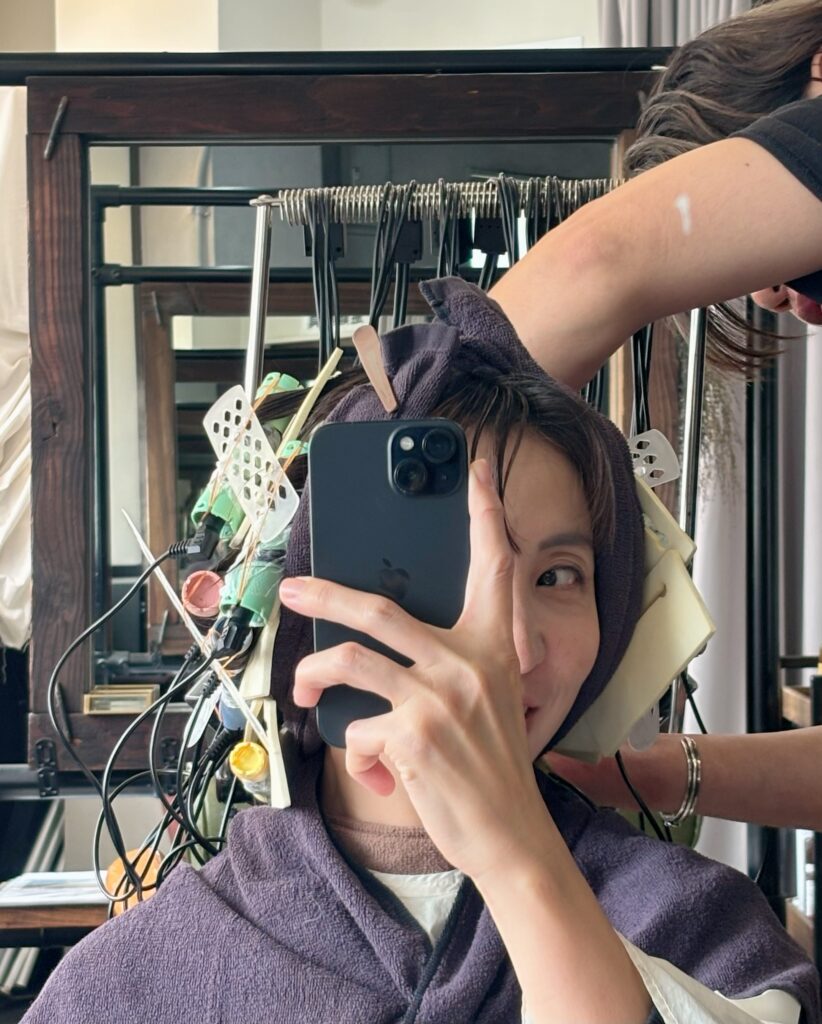 デジタルパーマ施術中