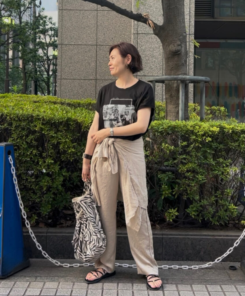 ベージュのサテンパンツと合わせたLEE100人隊の黒Tシャツ着回しコーデ