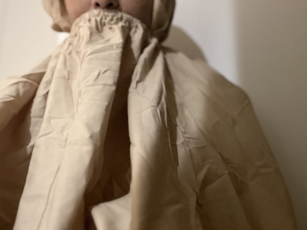 いきなり「蒸される」って聞くと怪しいけど（笑）、やってみたら思った以上に心地よくてビックリ！

マントをかぶって椅子に座ると、ふんわりとハーブの香りが立ちのぼってきて、もうそれだけで癒し…♡

蒸気の熱さ、香りの癒し、座り心地で「あれ？こんなにリラックスできるなんて！」と感動の声。

「途中で蒸しすぎて頭がホカホカになったのは秘密…」みたいなリアル感も。

実際の蒸され時間中の感想（心地よさ・汗の出方・気づき）

→ ※使っている様子が目に浮かぶような描写が◎