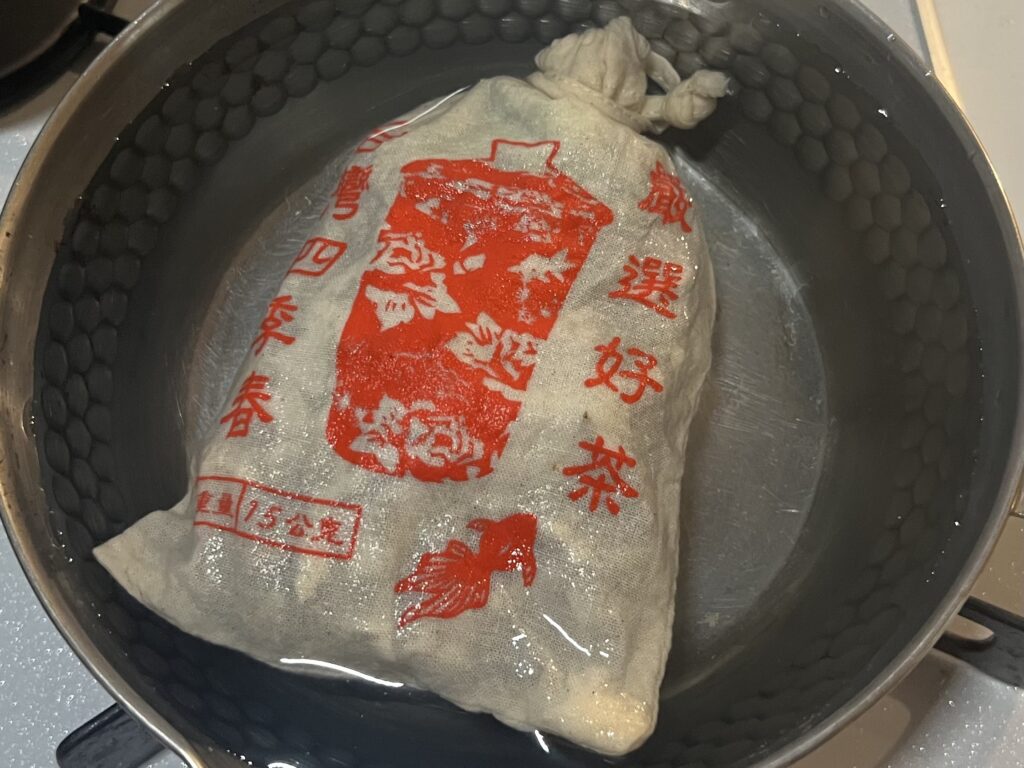 20gに調合したハーブは軽量ではありますが、見た目には鍋いっぱいに広がるほど意外とボリュームがあります