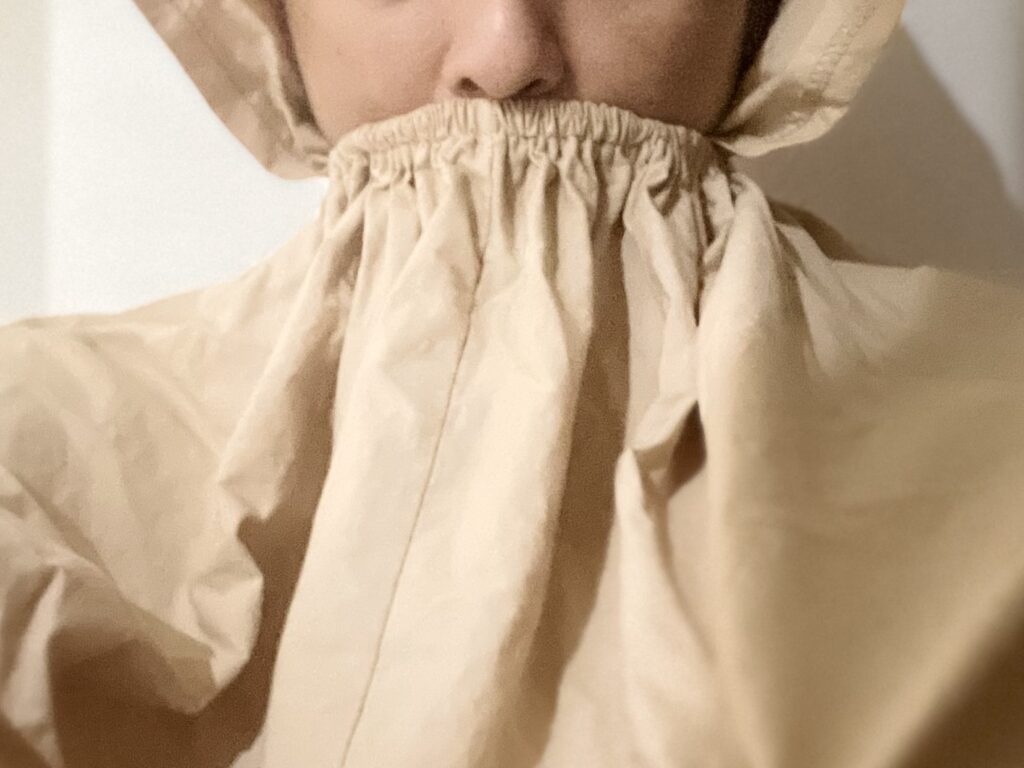 電気鍋を椅子の下に置いて電源をON！
あとは、椅子の上にバスタオルを敷いて、汗が椅子に染み込まないようにします。
このバスタオルにはもう一つメリットがあり、電気鍋から出る蒸気が直接肌に当たるのを防いでくれる役割もあります。