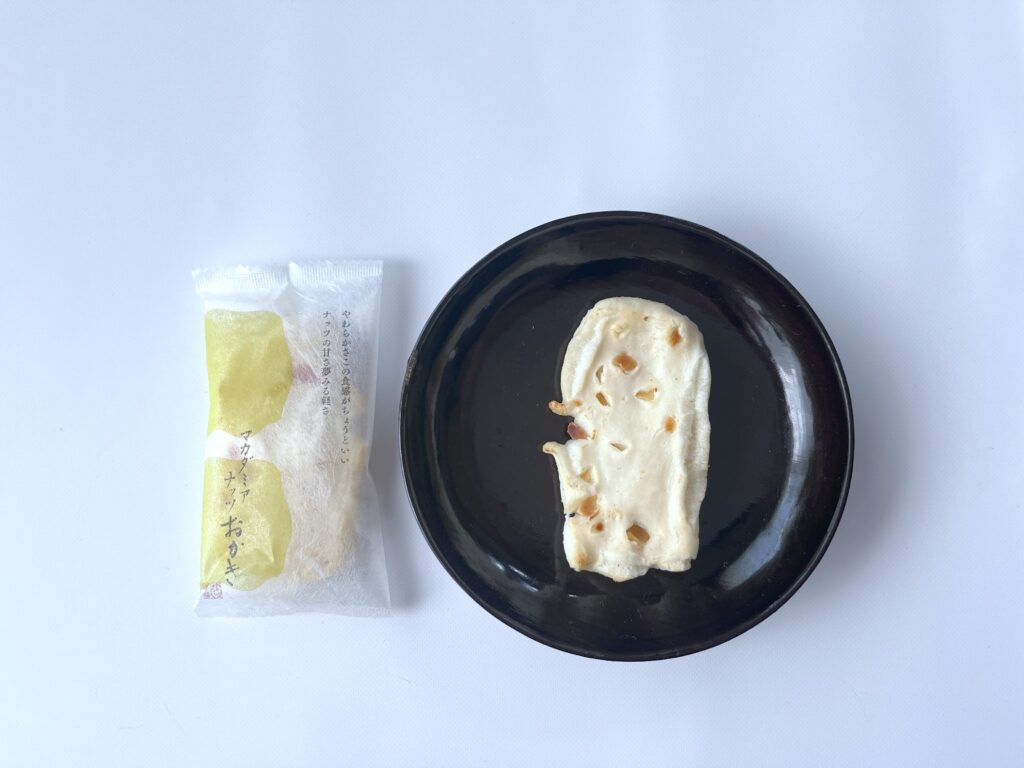 写真　味のれんのマカダミアナッツおかき