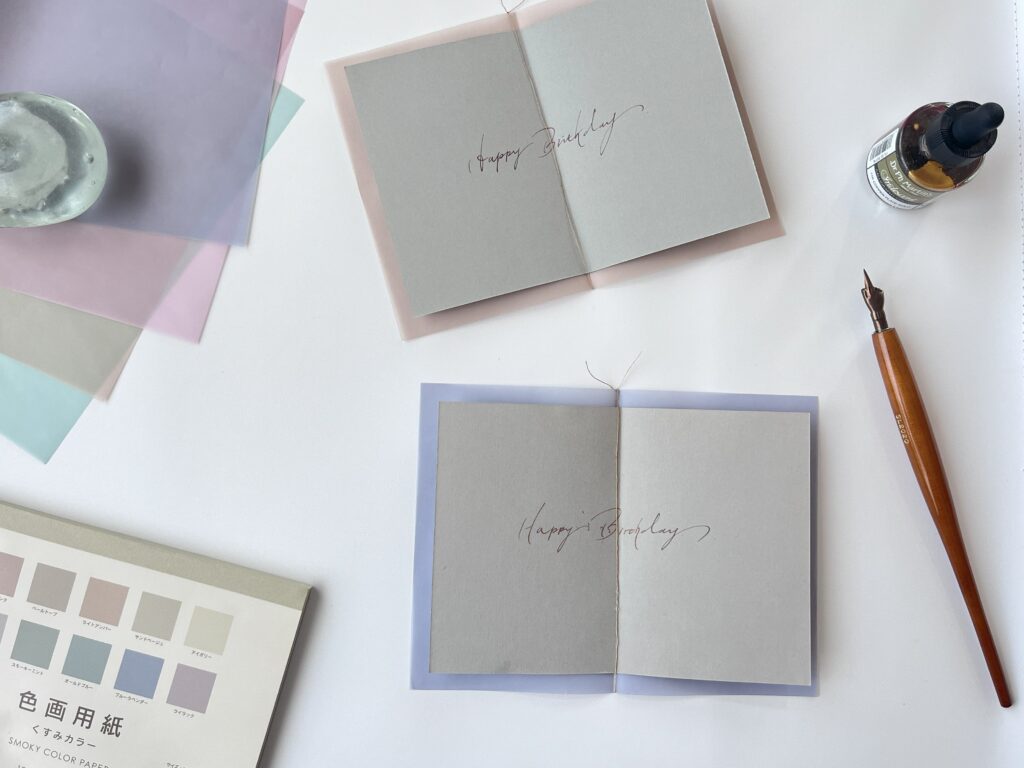 写真　カリグラフィーと手作りカード