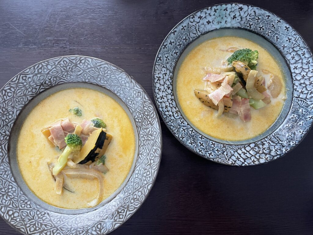 市瀬悦子さんのレシピ「ブロッコリーとかぼちゃのカレークリームスープ」を40代主婦が作ってみて、岳中爽果さん作陶のリムボウルに盛り付けてみた写真。