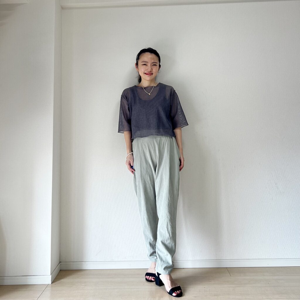 LEE100人隊のピスタチオグリーン×スモーキーグレーの配色コーデ