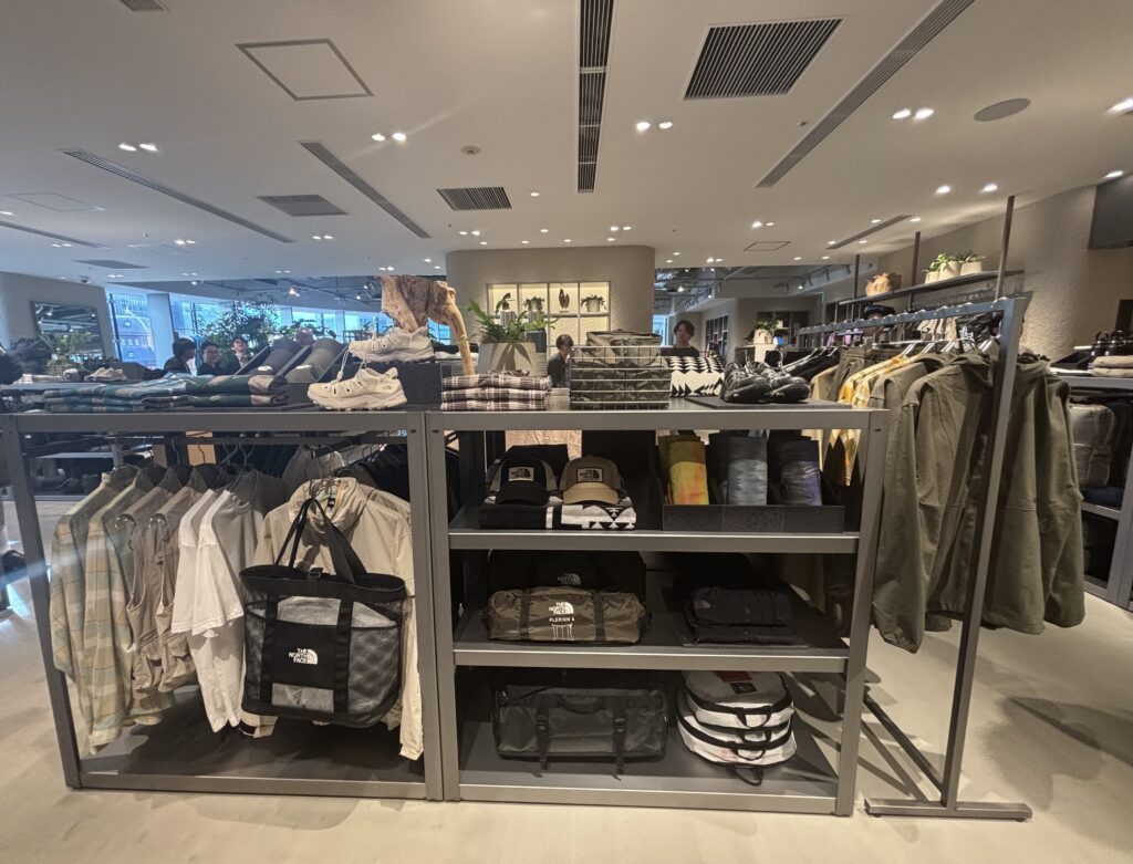 THE NORTH FACE 丸の内　商品陳列棚