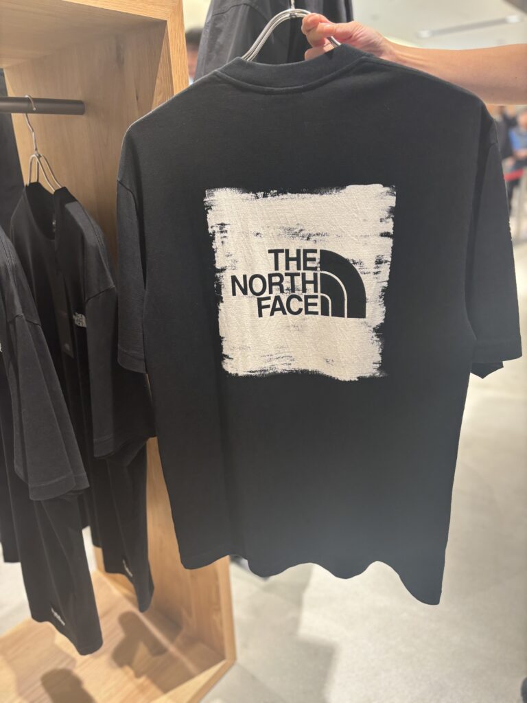 THE NORTH FACE 丸の内 S/S 漆黒はけ染めスクエアロゴTシャツ