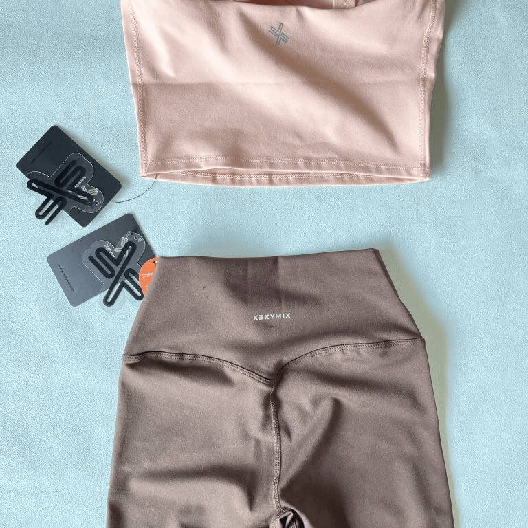 ゼクシィミックスのトップスとレギンス２