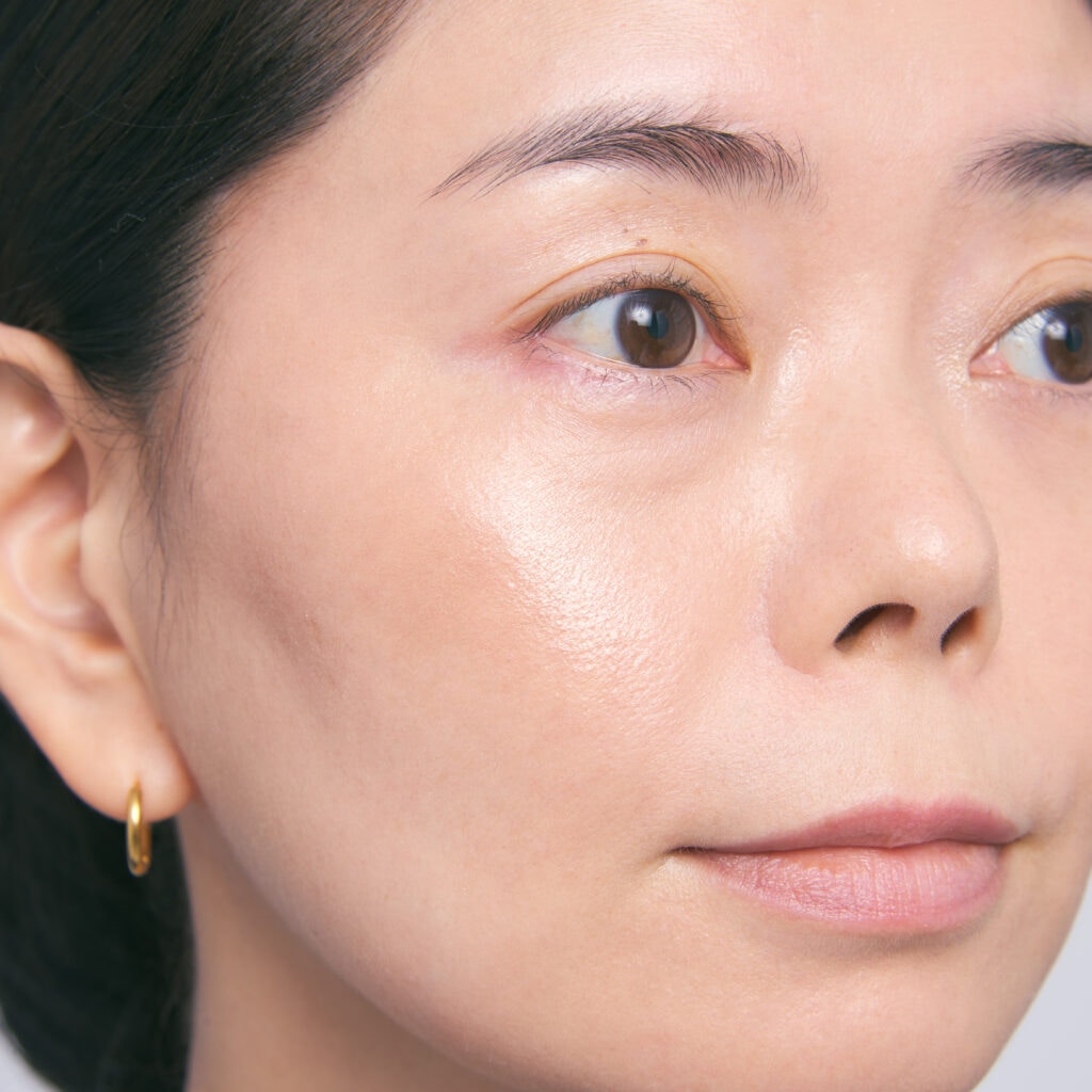 【03959 EROS 】をハイライト、【03960 HEAVENLY】をチークとして使用。