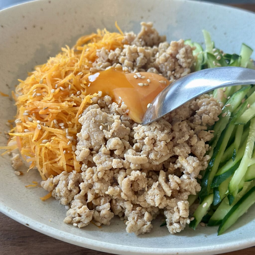 コウケンテツさんのビビンパ風「鶏そぼろ炒め 卵黄のっけ」