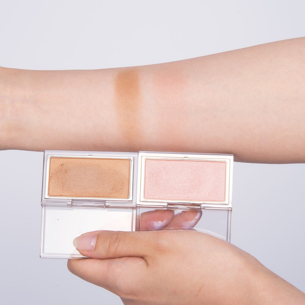  ピュア コンプレクション ブラッシュの2色をスウォッチ。