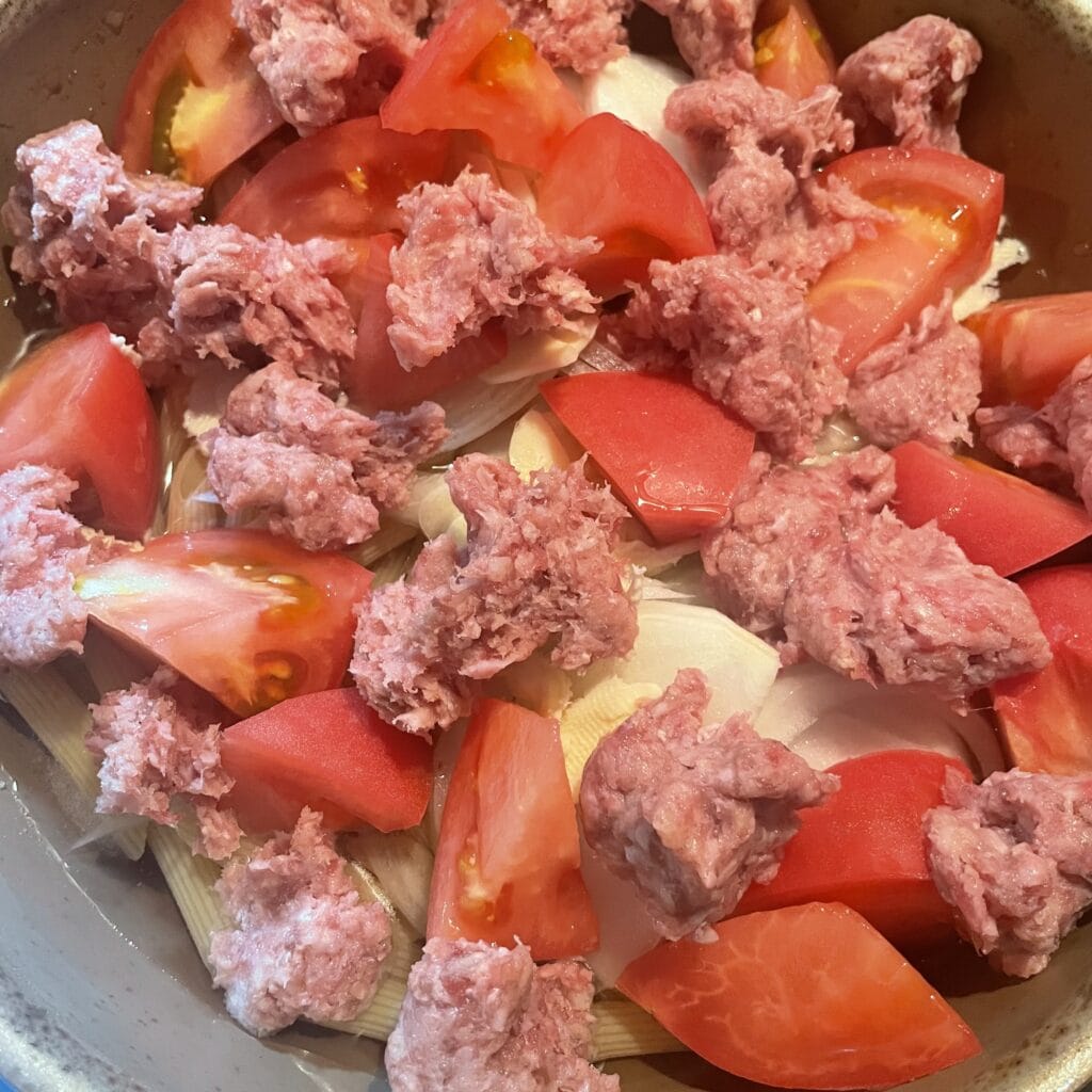 LEE最新号（2025年8・9月合併号）掲載の、近藤幸子さんレシピ「ちぎりミートボール入りトマトペンネ」を作り途中のフライパンの中の写真。加熱前。