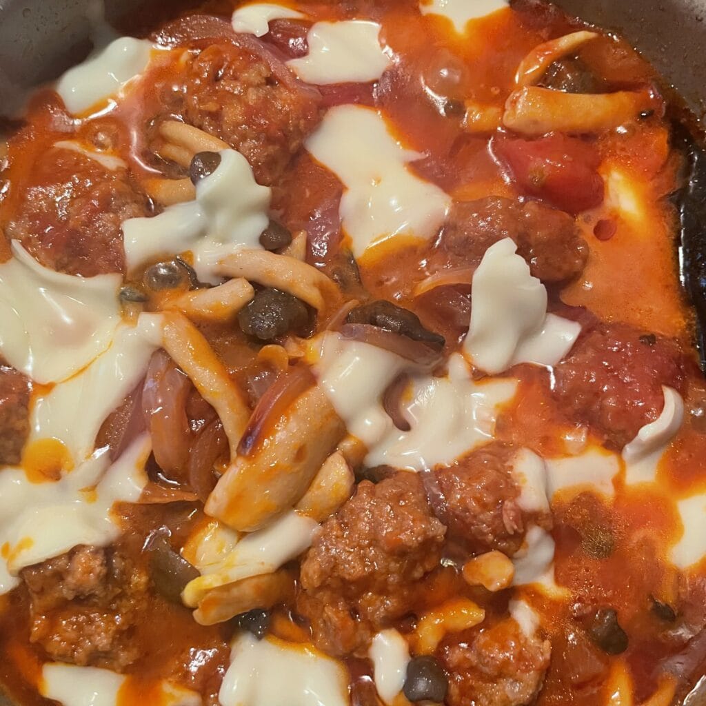 本多理恵子さんのレシピ「ミートボールのトマト煮」を40代主婦がフライパンで作っている途中の写真