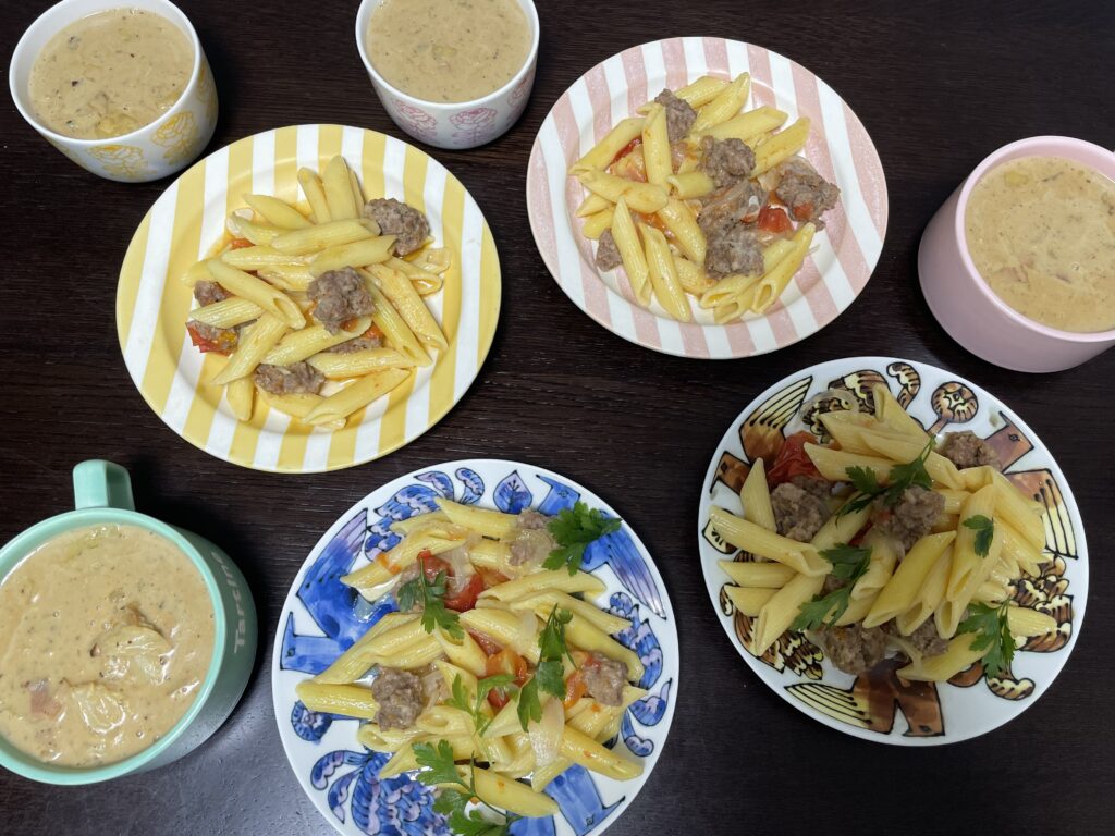 LEE最新号（2025年8・9月合併号）掲載の、近藤幸子さんレシピ「ちぎりミートボール入りトマトペンネ」を40代主婦が作ってみた写真【その1】