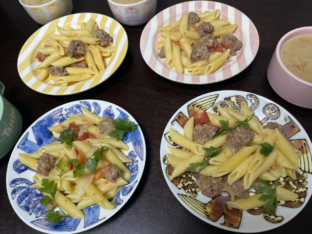 LEE最新号（2025年8・9月合併号）掲載の、近藤幸子さんレシピ「ちぎりミートボール入りトマトペンネ」を40代主婦が作ってみた写真【その2】