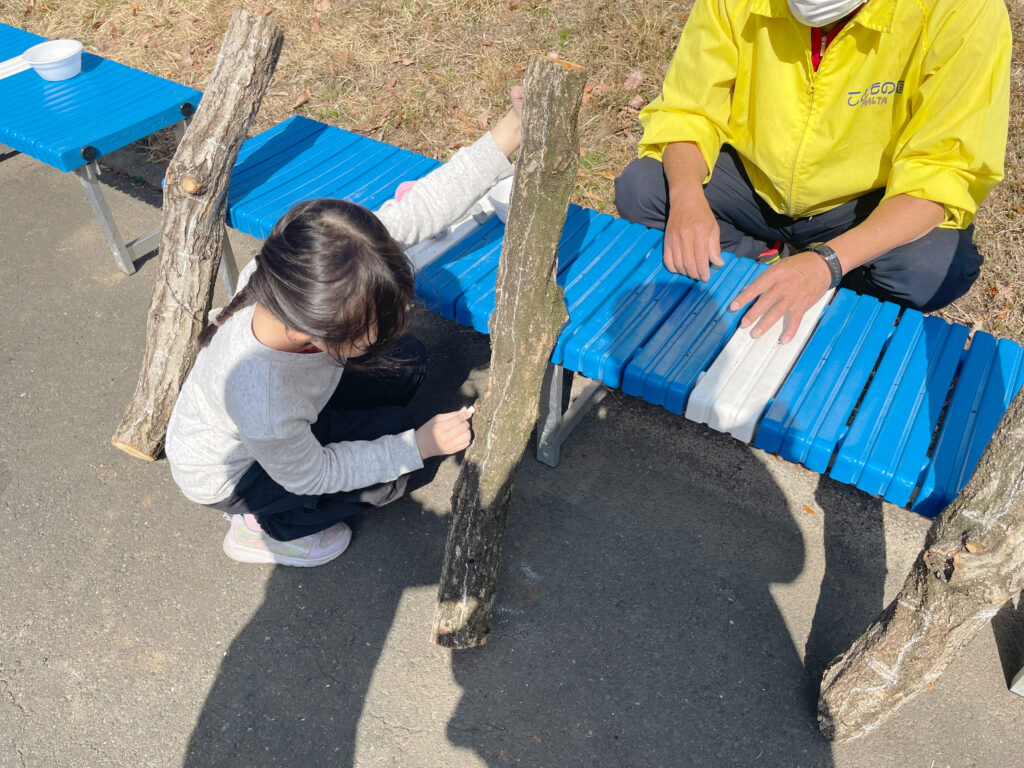 穴あけの準備。原木にチョークで線を入れているところ