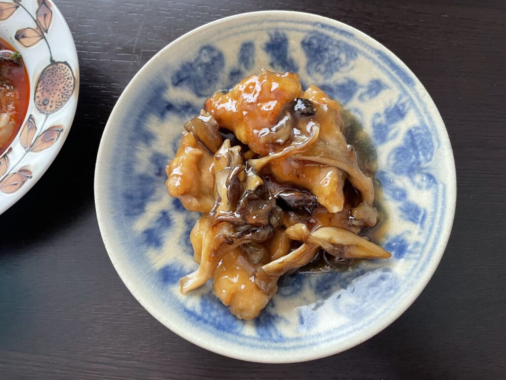市瀬悦子さんのレシピ「鶏むねときのこのオランダ煮」を40代主婦が作ってみた写真。伊藤聡信さん作陶の青印判のお皿に盛り付けている。