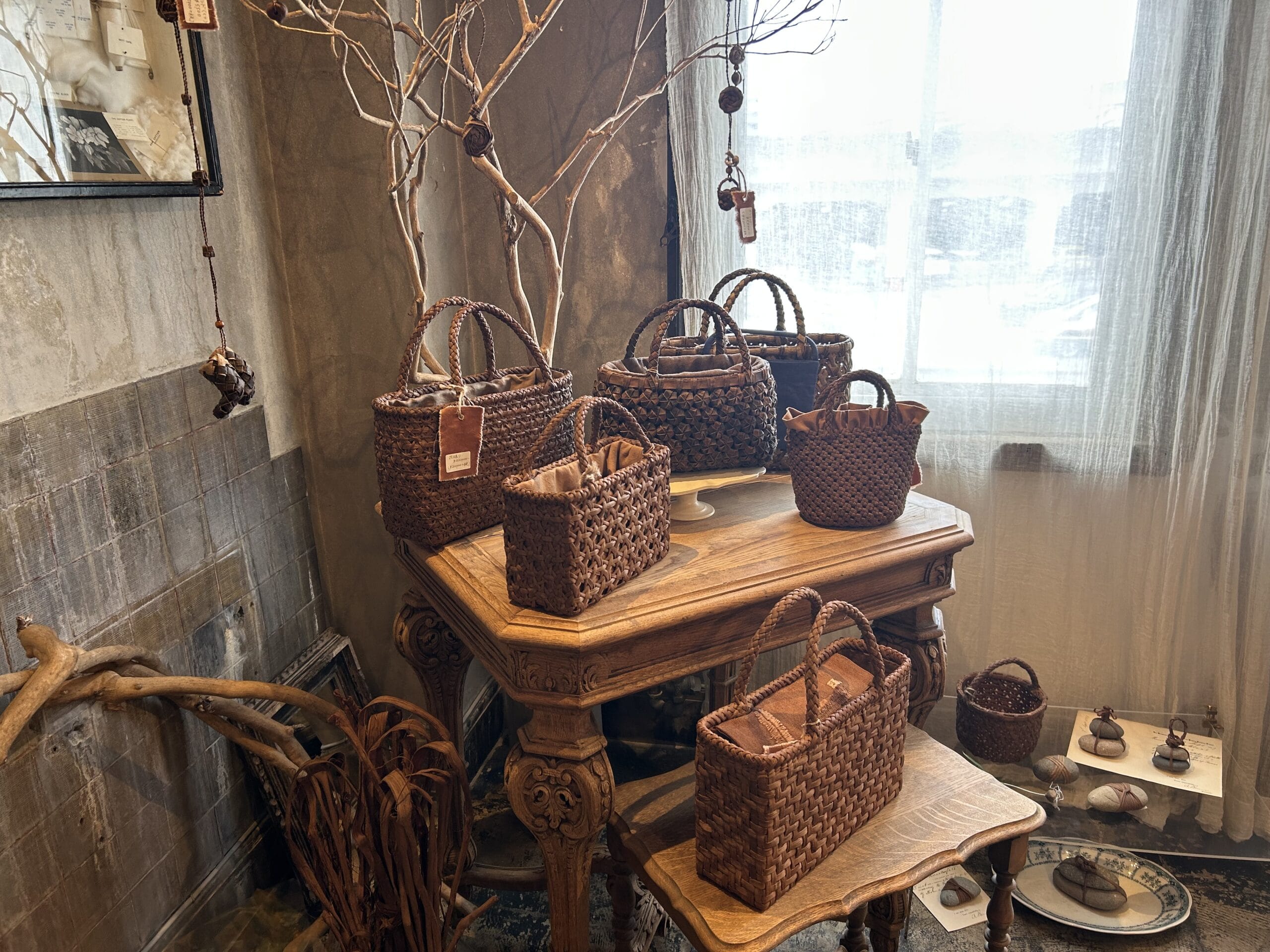 手作り憧れの山葡萄のかごバッグの展示