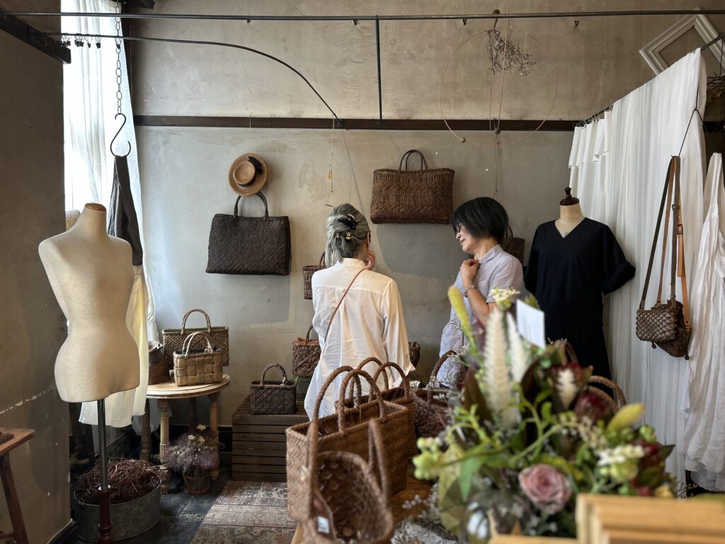 60代の山葡萄のかごバッグを持ったオシャレな女性