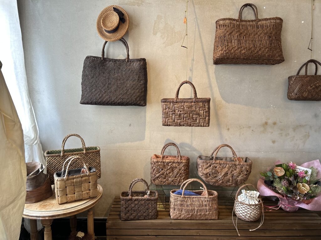 長年愛用している山葡萄とあけびの手作りかごバッグ