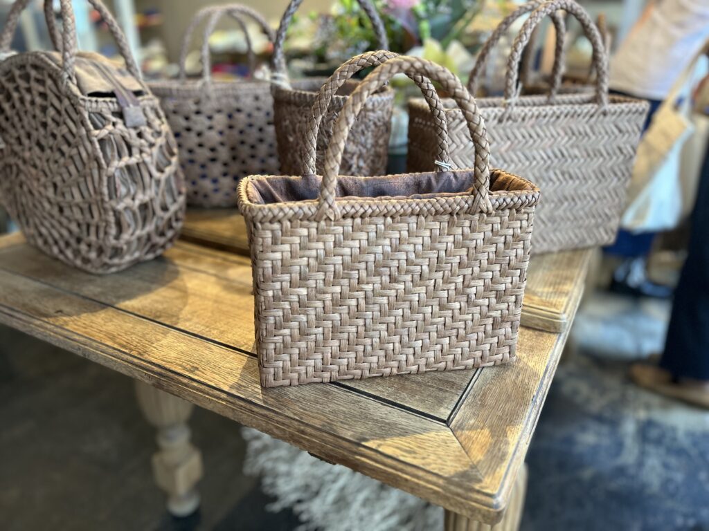 いつか手作りしたい多数の山葡萄のかごバッグ