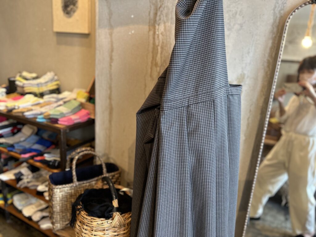 ストレスフリーのデッドストック生地のオシャレなエプロン