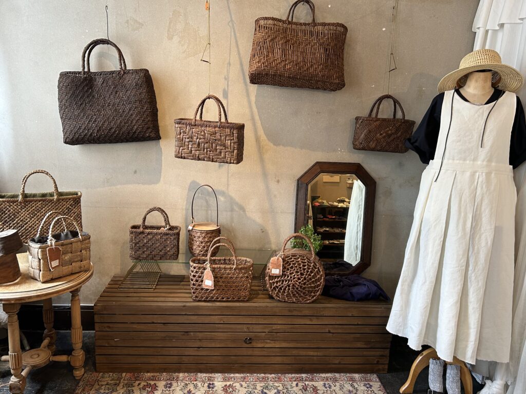 長年愛用の山葡萄のかごバッグと40代のオシャレなエプロン