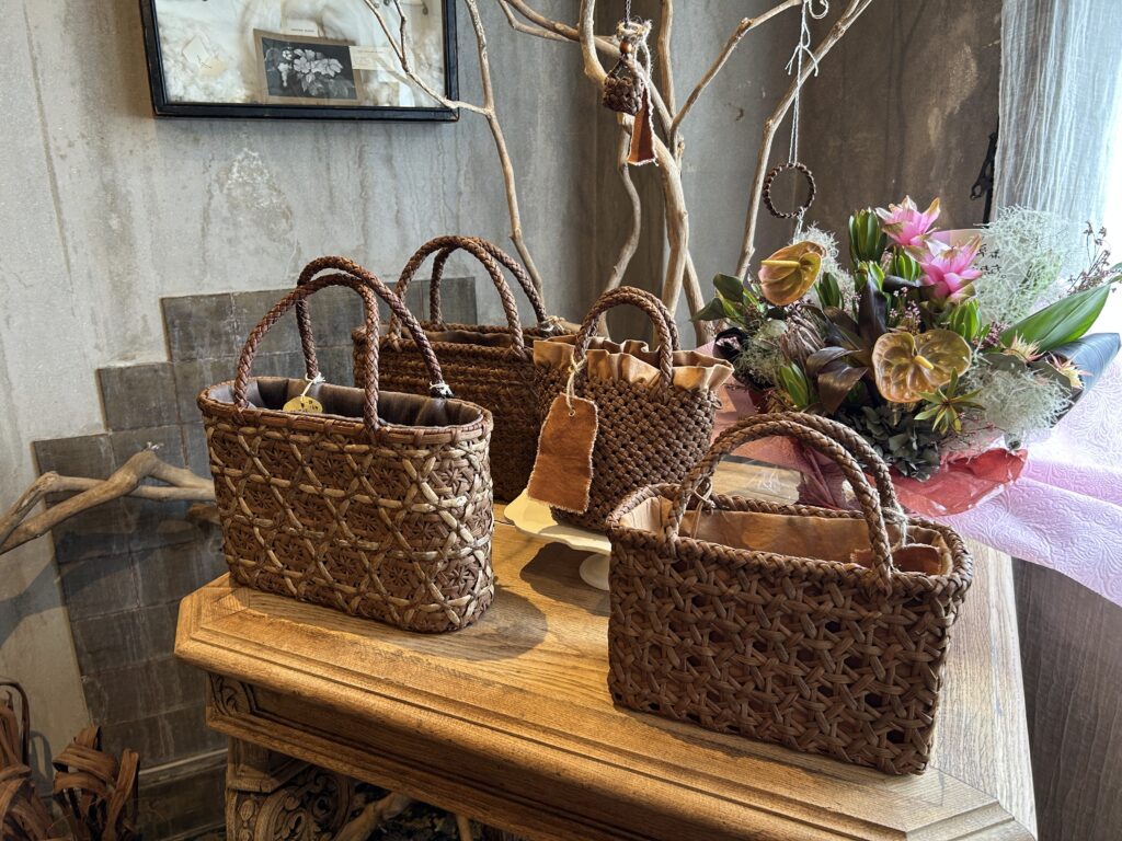 手作り憧れの山葡萄のかごバッグの展示