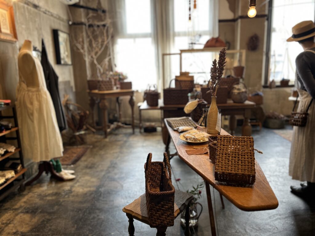 山葡萄とくるみのかごバッグと40代のかわいいエプロンの展示会