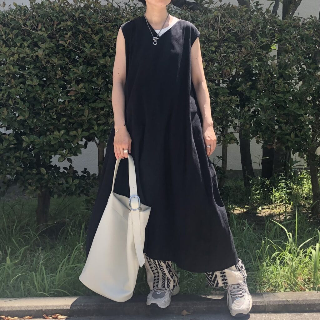ブラック　リネン　ワンピース　LOVST TOKYO モノトーン　40　歳　代　コーデ　URBANRESERCHDOORS ジャカードパンツ　ニューバランス　725