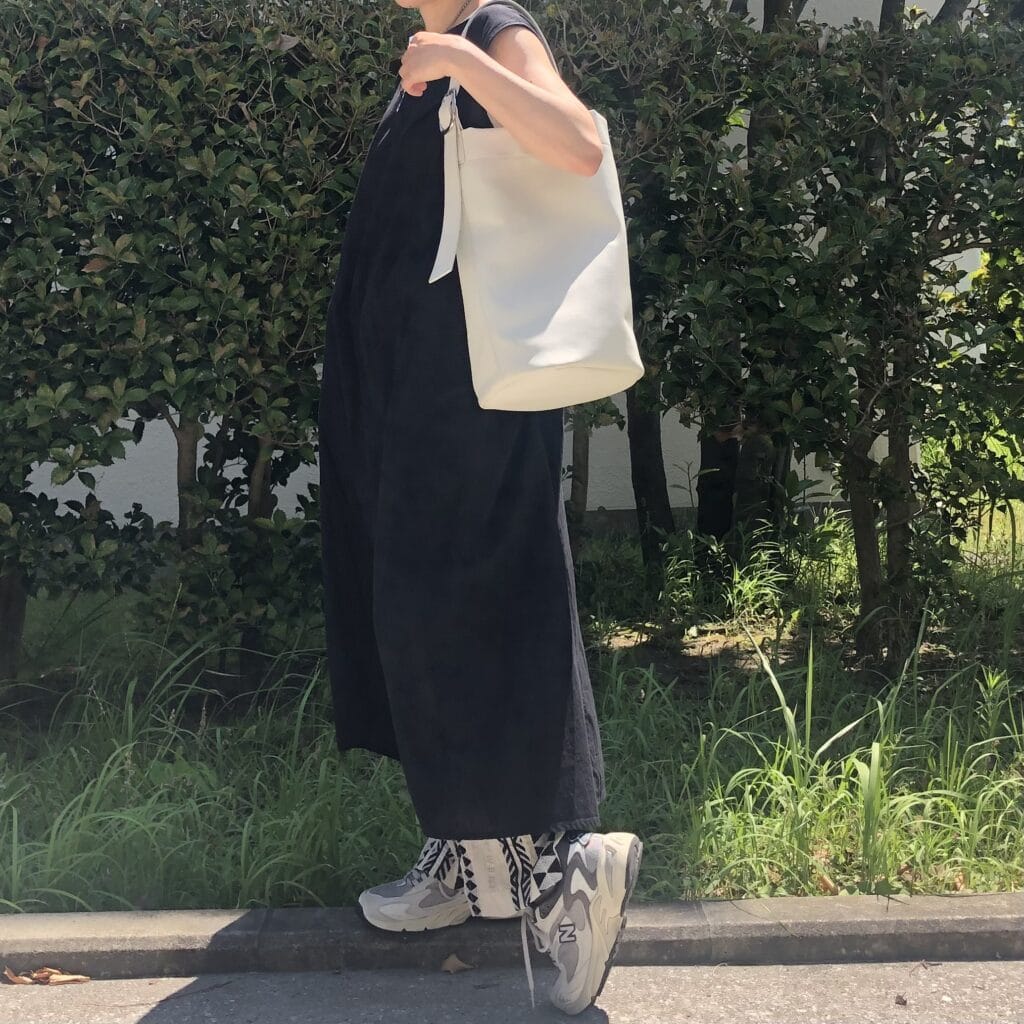 ブラック　リネン　ワンピース　LOVST TOKYO モノトーン　40　歳　代　コーデ　URBANRESERCHDOORS ジャカードパンツ　ニューバランス　725