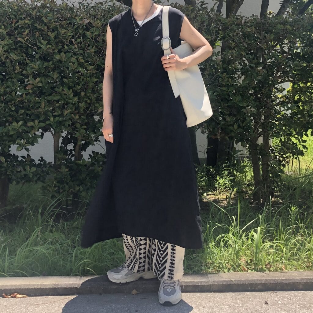 ブラック　リネン　ワンピース　LOVST TOKYO モノトーン　40　歳　代　コーデ　URBANRESERCHDOORS ジャカードパンツ　ニューバランス　725