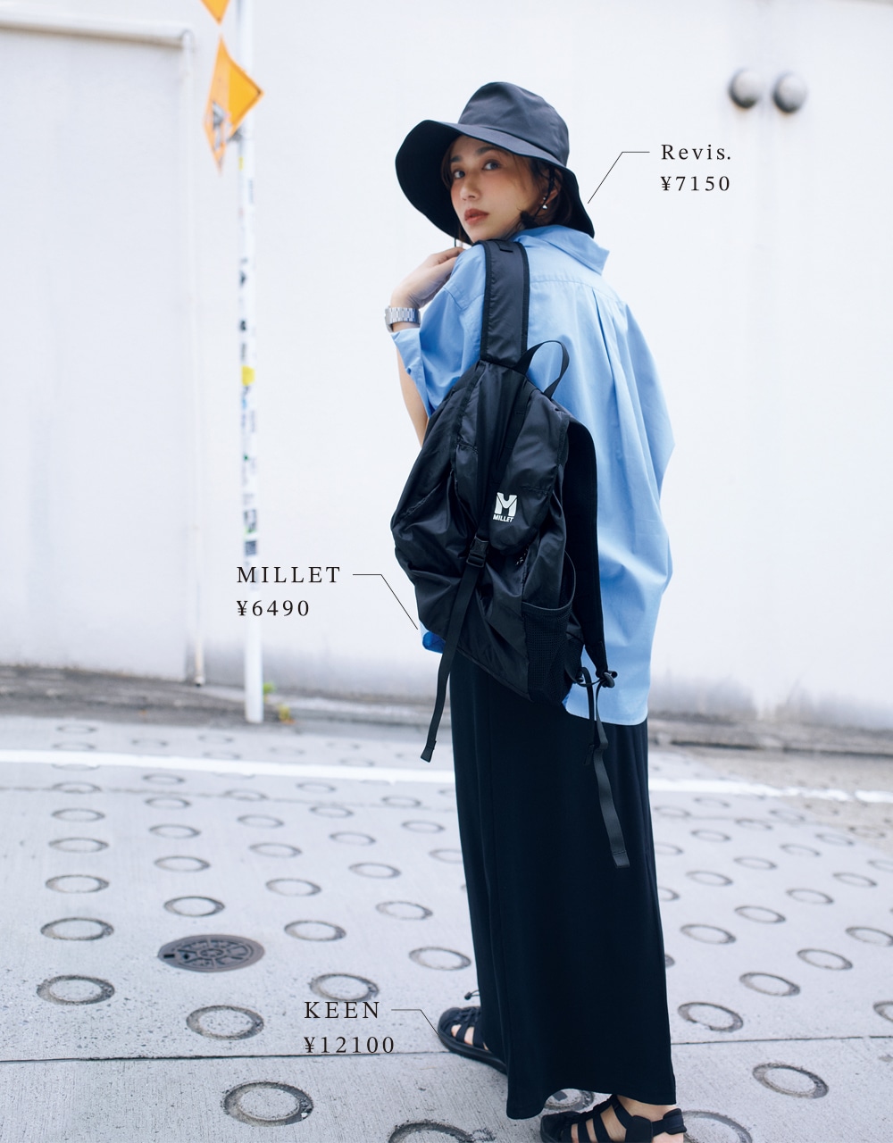 黒のワンピースにブルーのシャツを羽織ったコーデ 優木まおみさん