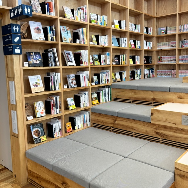 SHIRO砂川本店・みんなの工場のブックスペースの写真