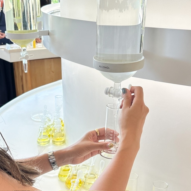 SHIRO砂川本店・みんなの工場のブレンダーラボでアルコールをボトルに入れている写真