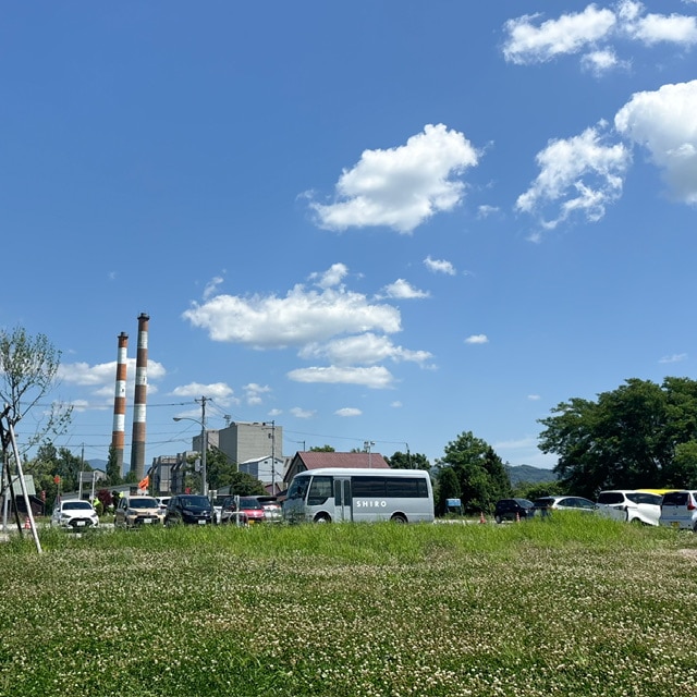 SHIRO砂川本店・みんなの工場に泊まっていたバスの写真